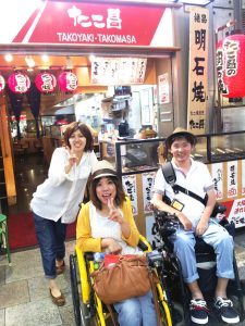 明石焼屋の前で